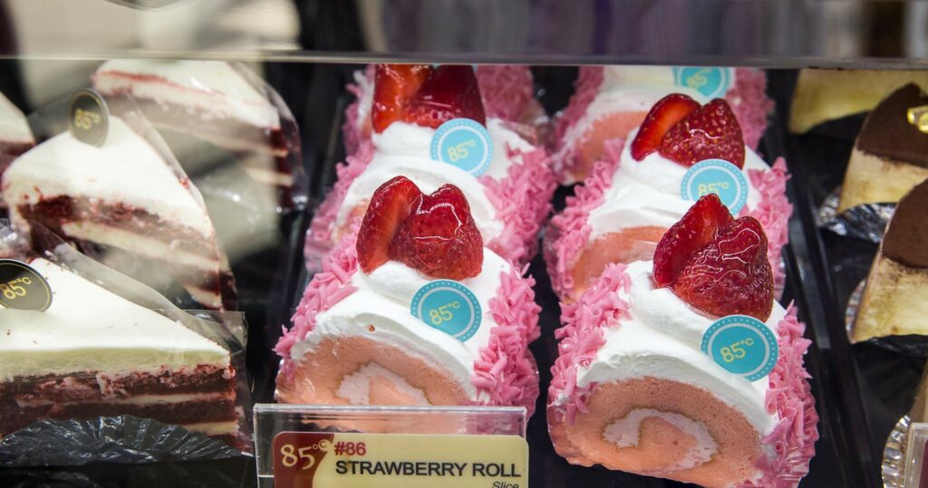 Sweet Tooth Bakery🍰🎂 on Instagram: “Blue & gold buttercream cake with  chocs macs & meringues #buttercreamca… | Cake, Elegant birthday cakes,  Pretty birthday cakes